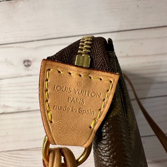 Louis Vuitton Pochette Monogram Shoulder Bag - Picture 2 of 5